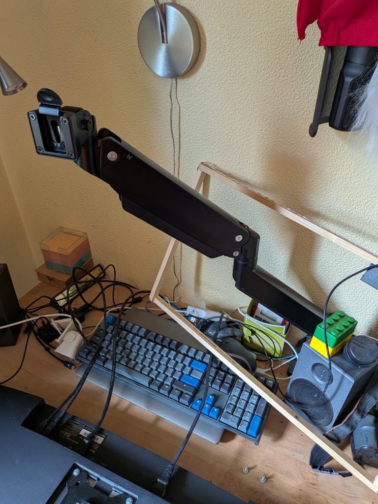 Houten frame met ledstrips over een monitor mount