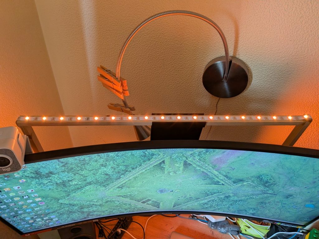 Houten frame met ledstrip hangend op de custom mount